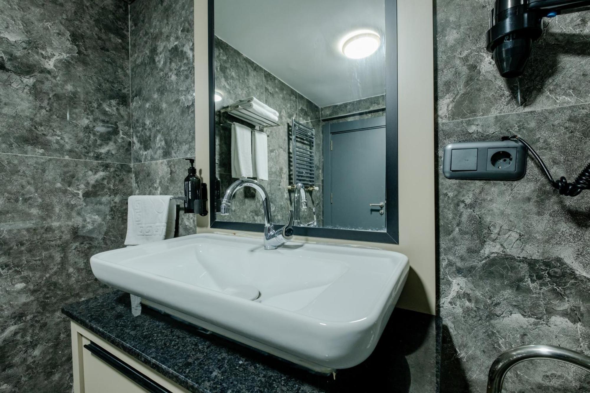 Hotel Frt Airlines - Istanbul Airport 3*